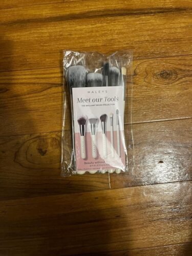 HALEYS Beauty 5-Piece Makeup Brush Set, For Streak Free Application of Liquid, Cream or Powder, Set Includes Kabuki, Powder, Contour, Crease & Lid, Make Up Bag Essentials, Vegan, Gift for Women photo review